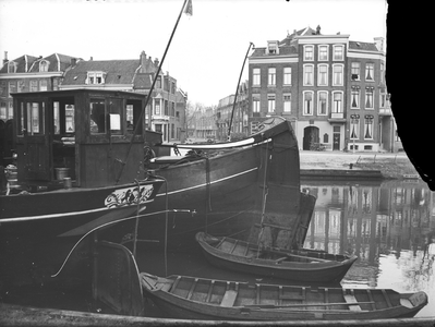 400148 Afbeelding van enkele schepen in de Stadsbuitengracht te Utrecht, met op de achtergrond de Weerdsingel O.Z. en ...